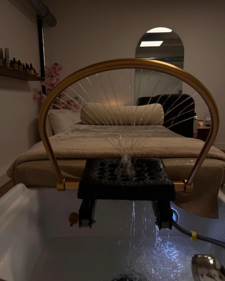 Headspabed met waterboog bij Curly Head Spa in Utrecht.