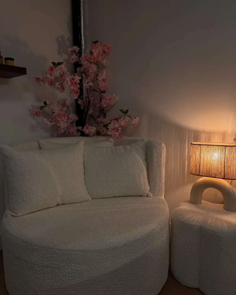 Zithoek met stoel en tafellamp bij Curly Head Spa in Utrecht.
